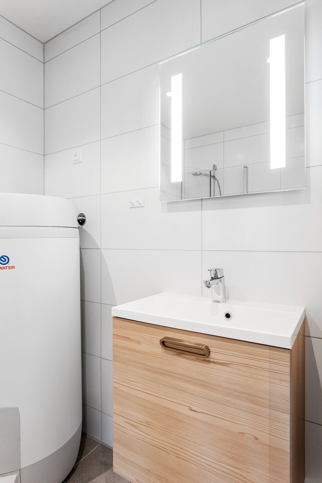 Servantskap med skuff og speil med integrert belysning Galleribilde