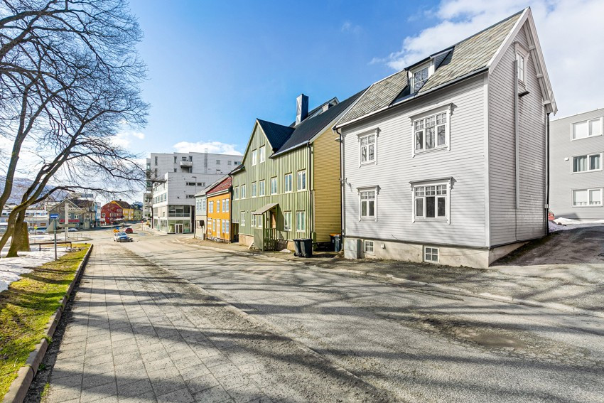 Leiligheten ligger svært sentralt til i umiddelbar nærhet til Tromsø sentrum med alle servicefasiliteter man måtte trenge!