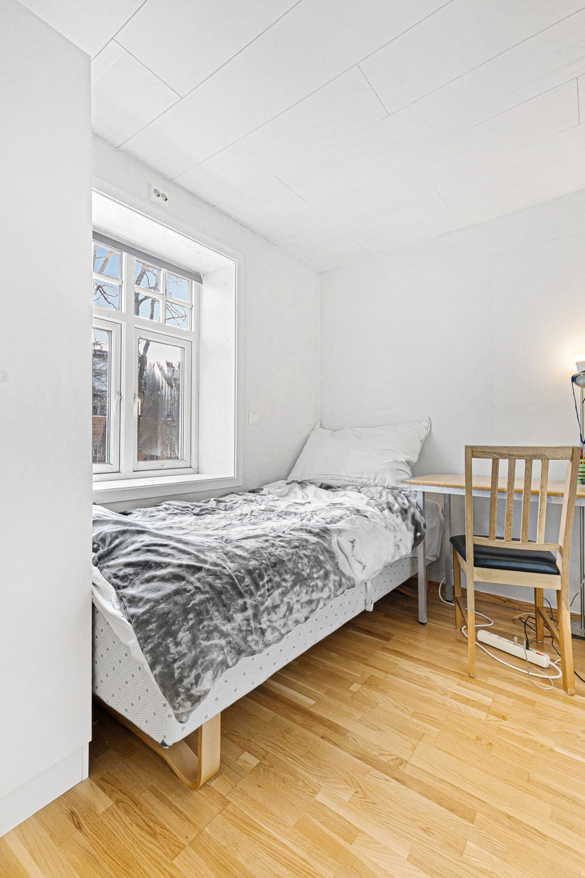 Soverom 2 er også av god størrelse med plass til seng og skrivepult