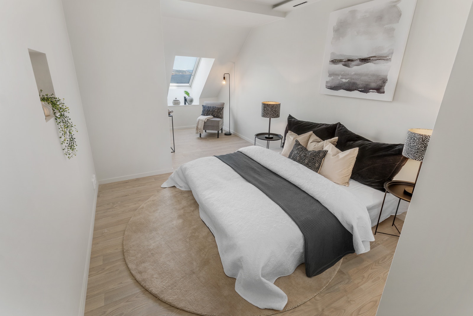 Suite med eget bad. God plass. Mange møbleringsmuligheter. Galleribilde