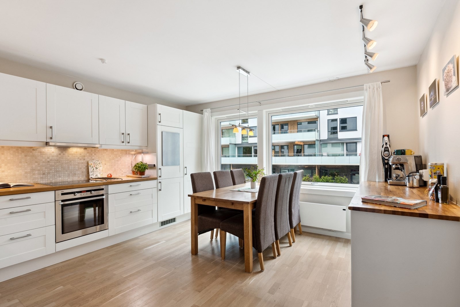 Romslig kjøkken med god plass for stort spisebord. Galleribilde