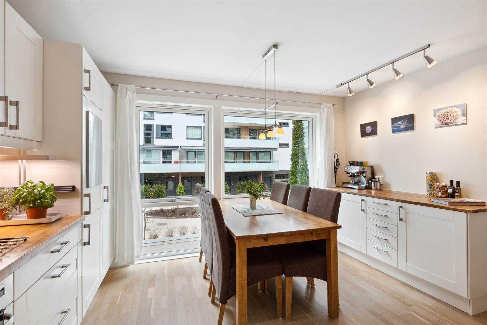 Her er det god skap- og benkeplass. Plass for stort bord. Galleribilde