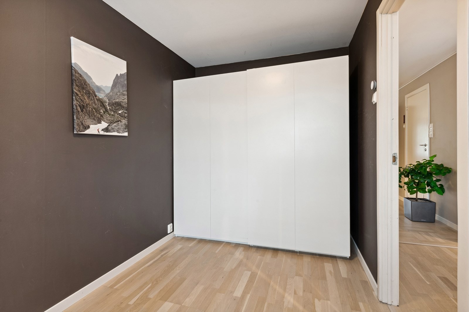 Det er god skapplass på dette soverommet også. Galleribilde