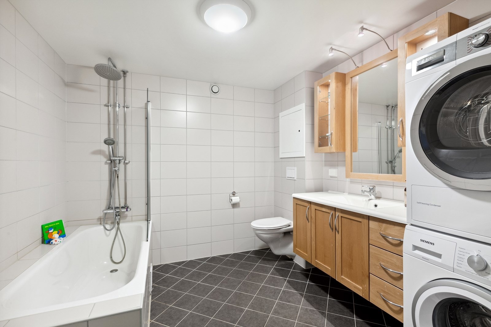 Fint og stort flislagt bad. Badet ble pusset opp i regi av borettslaget i 2017. Varmekabler i gulv. Galleribilde