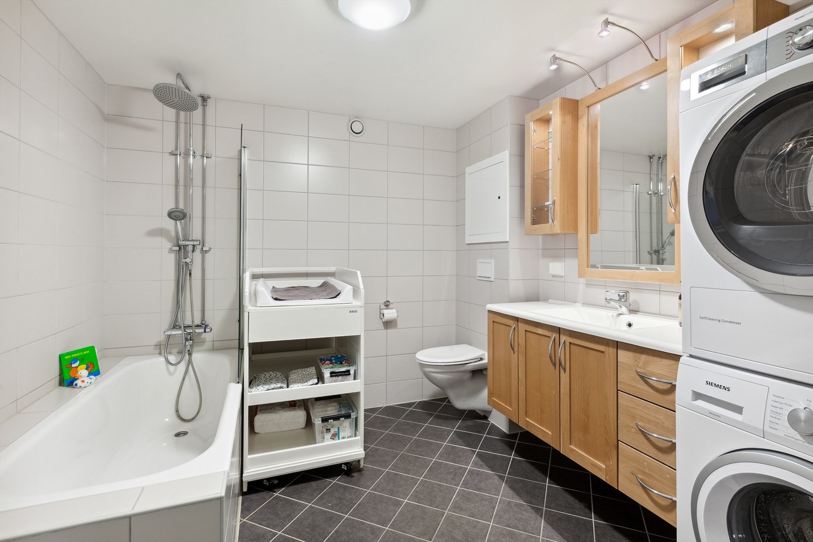 Det er plass til et stort stellebord.
Opplegg for vaskemaskin og tørketrommel. Galleribilde