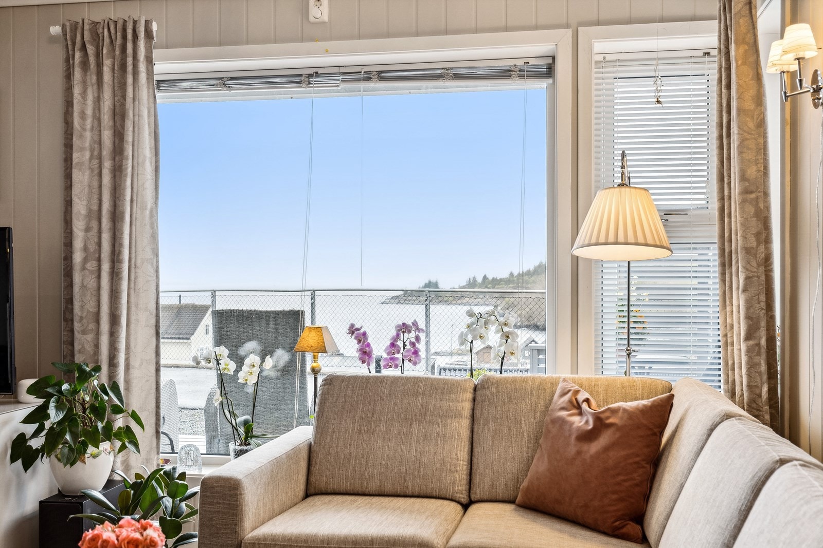 Store vindusflater som slipper inn rikelig med naturlig sollys. Galleribilde