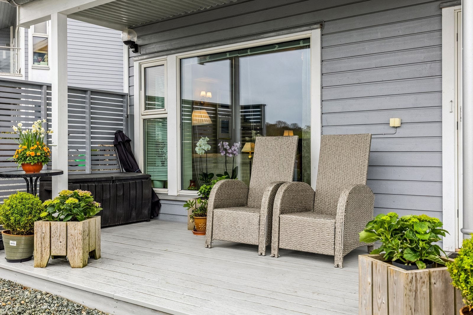 Solrik terrasse med adkomst fra stuen. Galleribilde