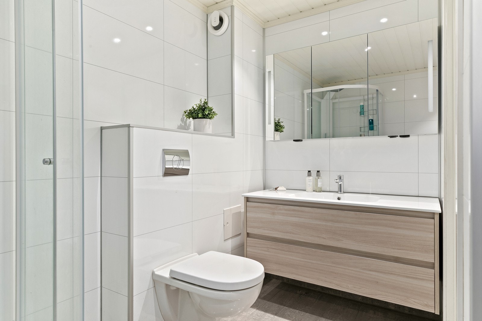 Lekkert og nyere bad/vaskerom i første etasje. Badet ble bygd nytt i 2016. Dokumentasjon foreligger. Galleribilde