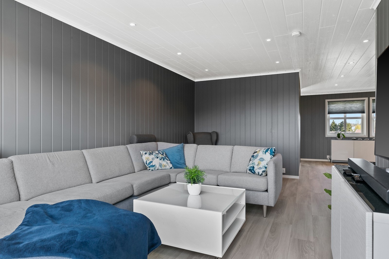 Stuen i andre etasje med god plass for sofa. Adskilt fra spisestuen og er en egen sone i rommet Galleribilde