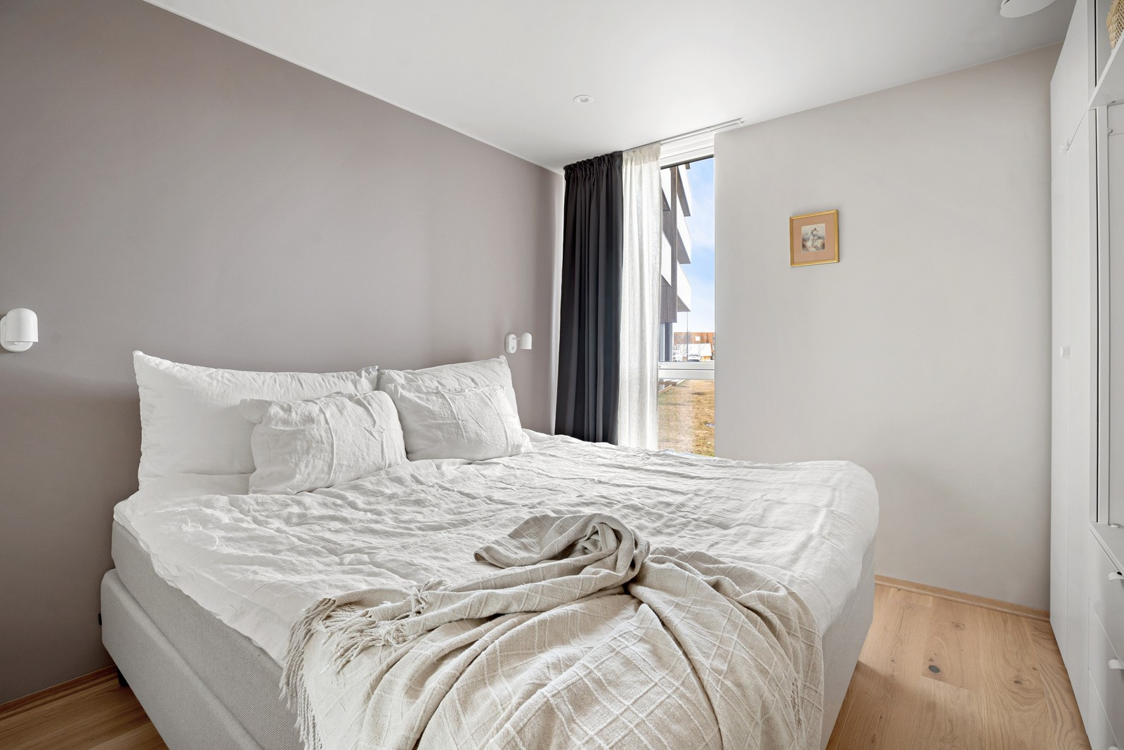 Totalt er det to gode soverom i leiligheten - Her er hovedsoverommet som fremstår luftig med god plass til dobbeltseng og garderobeskap. Lekker detalj som er med integrerte leselys