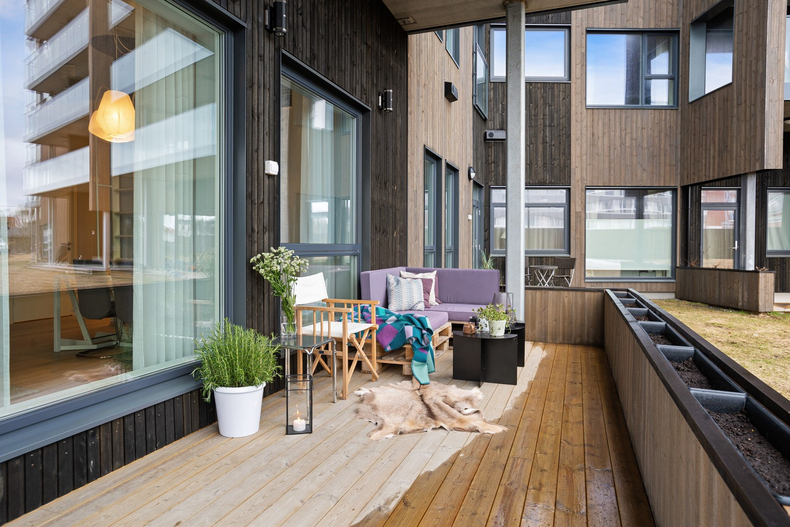 På terrassen har du god plass til utemøbler, beplantning og grill! Materialet er Møreroyal