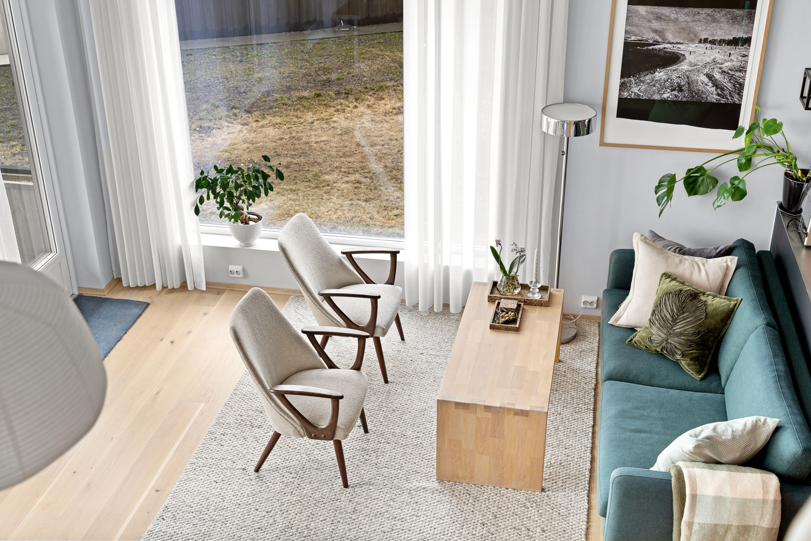 Stuen framstår åpen, lys og luftig, med store vindusflater og generøs takhøyde som på det meste er 3,70 meter