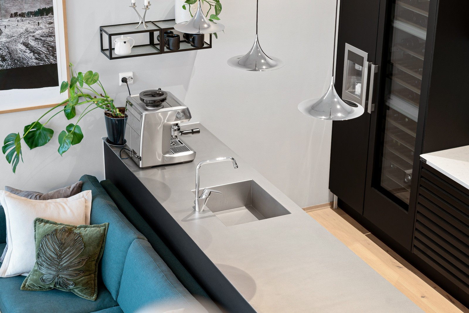 De fleste hvitevarer er levert av Miele 80cm koketopp med tilhørende fjernstyrt ventilator, vinskap full høyde med tre temperatursoner, fryseskap med integrert isbit/isvannmaskin