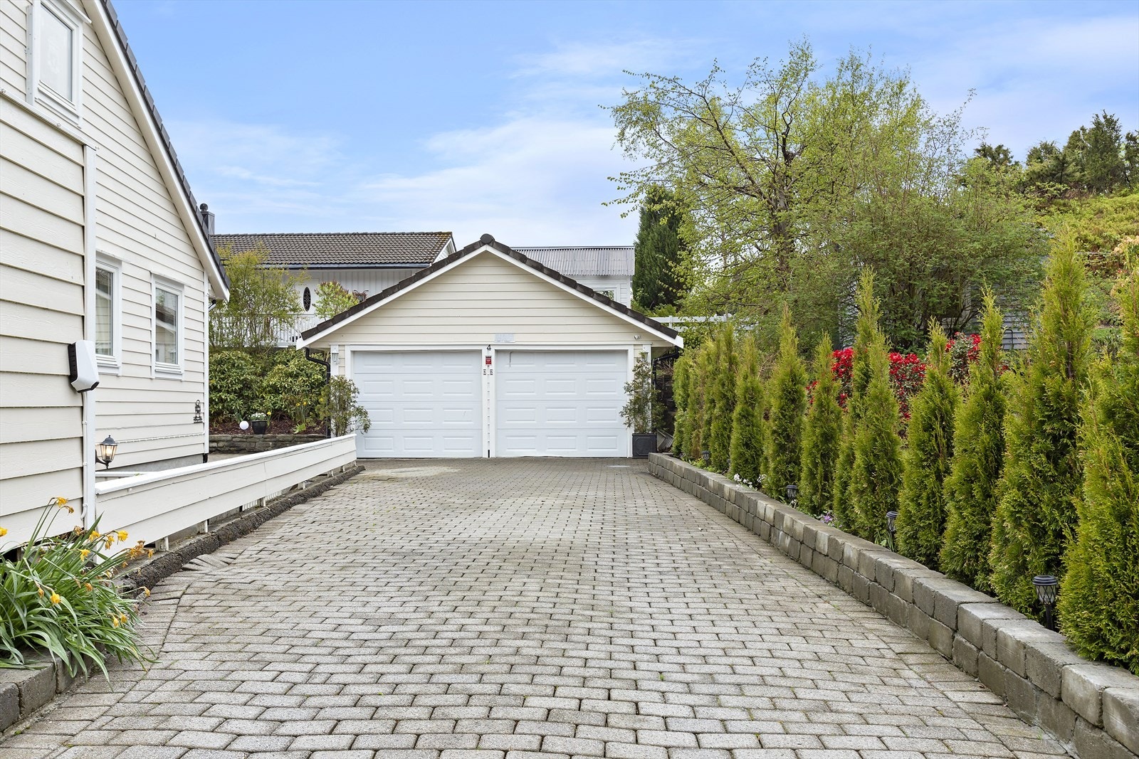 Dobbel garasje med ladeboks for elbil Galleribilde