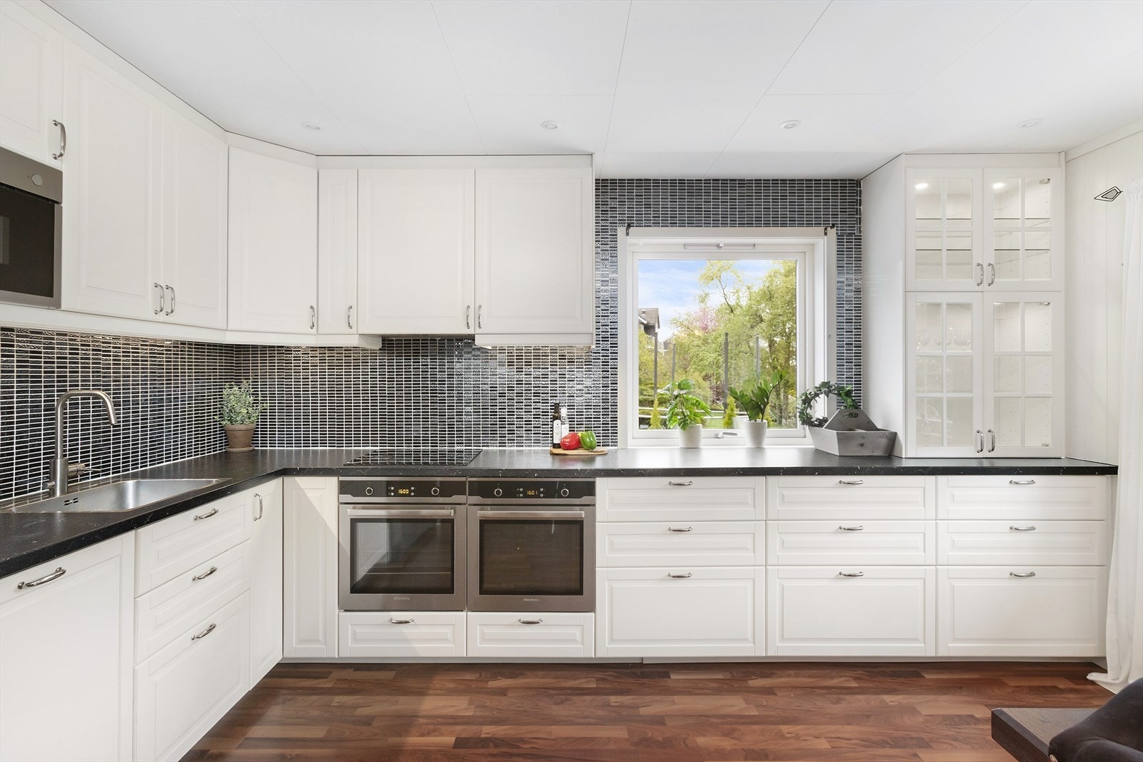 Kjøkkenet ble oppgradert i 2018, og har svært god benkeplass og takhøye overskap. Galleribilde