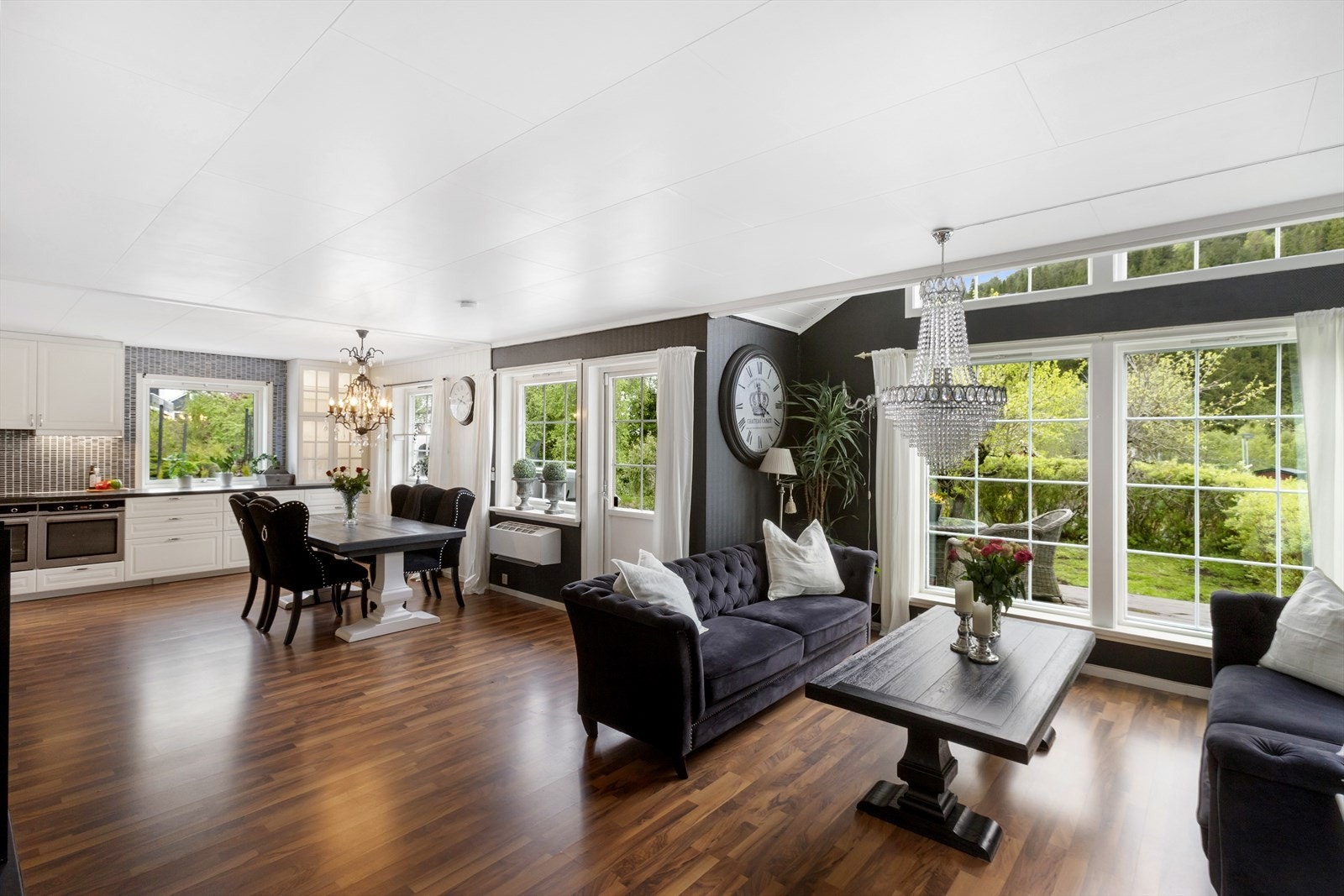 Stue og kjøkken ligger i en åpen løsning, med god plass til møblement etter eget ønske. Galleribilde