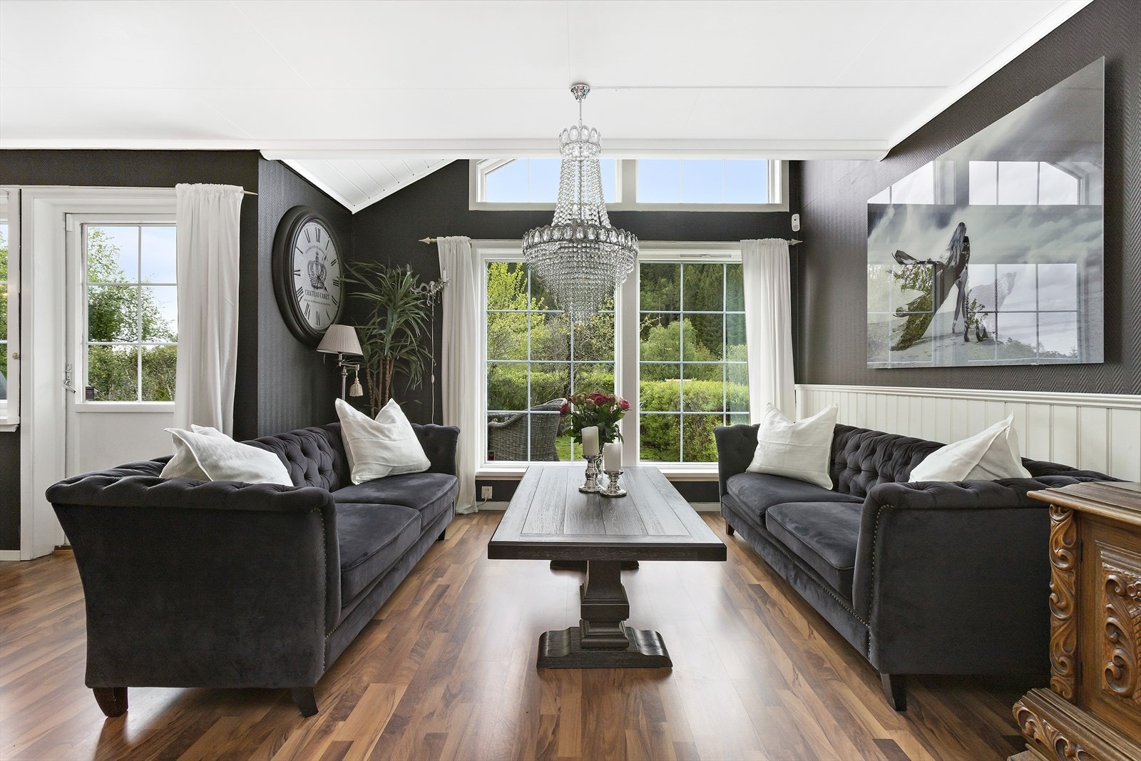 Stuen har store vindusflater og svært gode takhøyde i deler av stue. Galleribilde