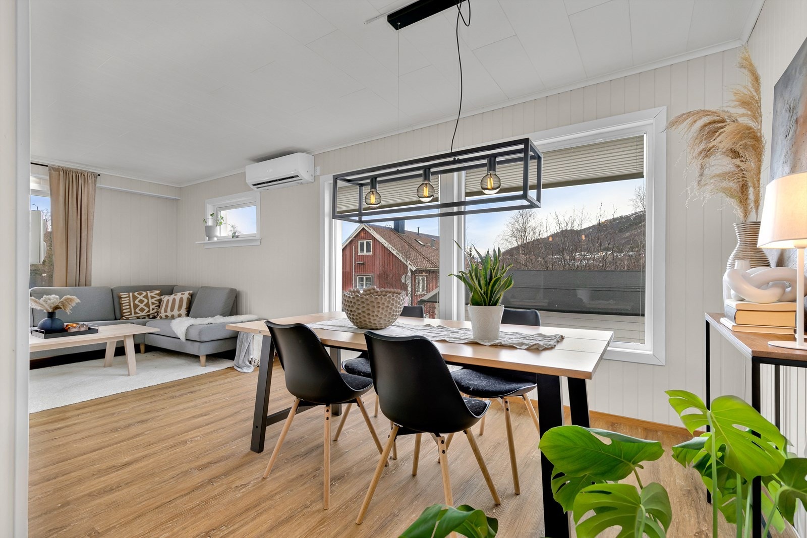 Spisestuen ligger i nær tilknytning kjøkkenet Galleribilde