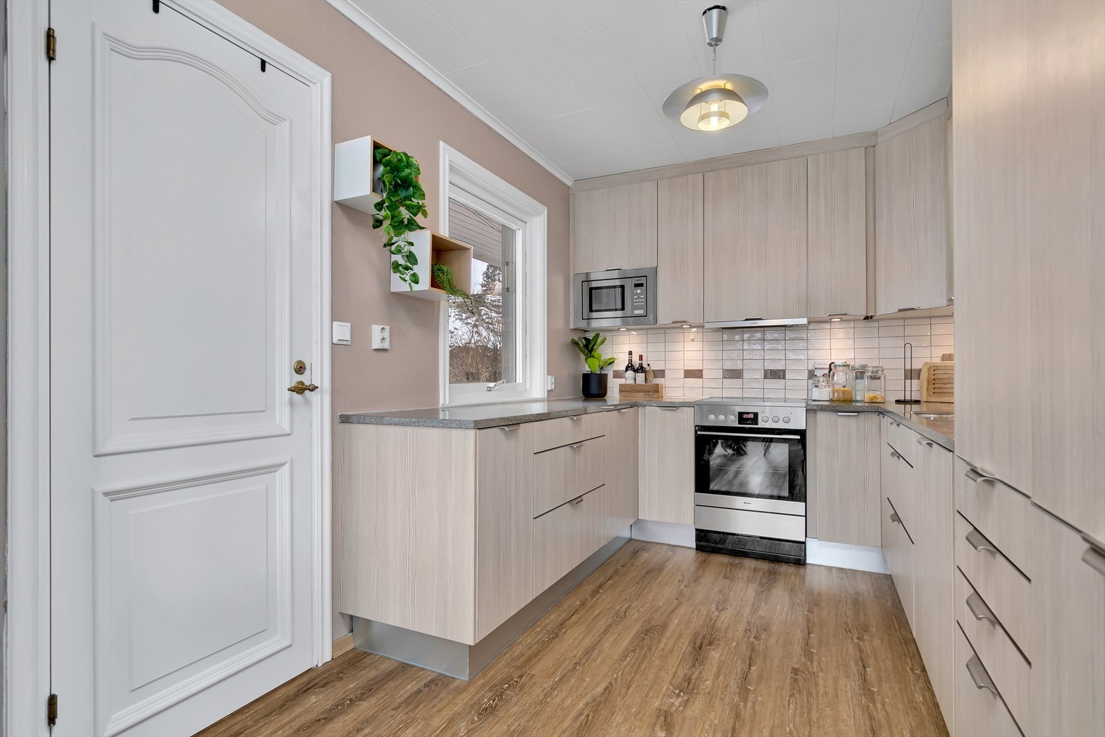 Godt med skap- og benkeplass Galleribilde