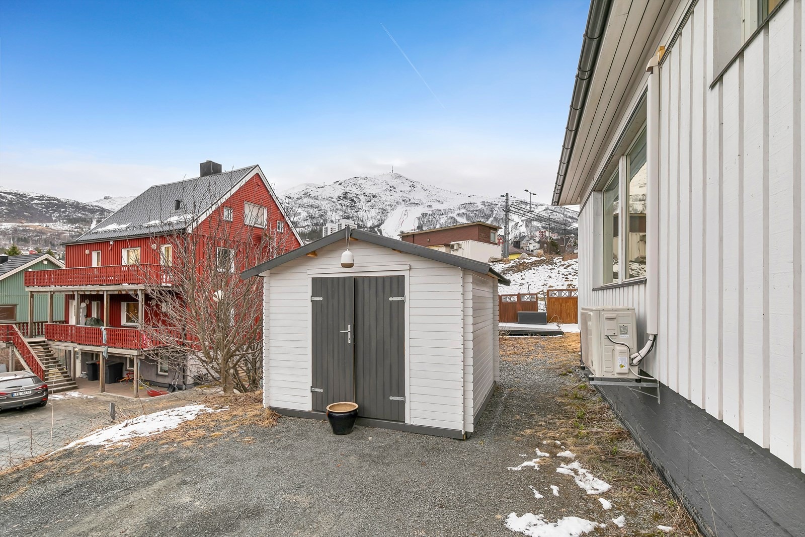 Praktisk utebod for oppbevaring av hageutstyr Galleribilde