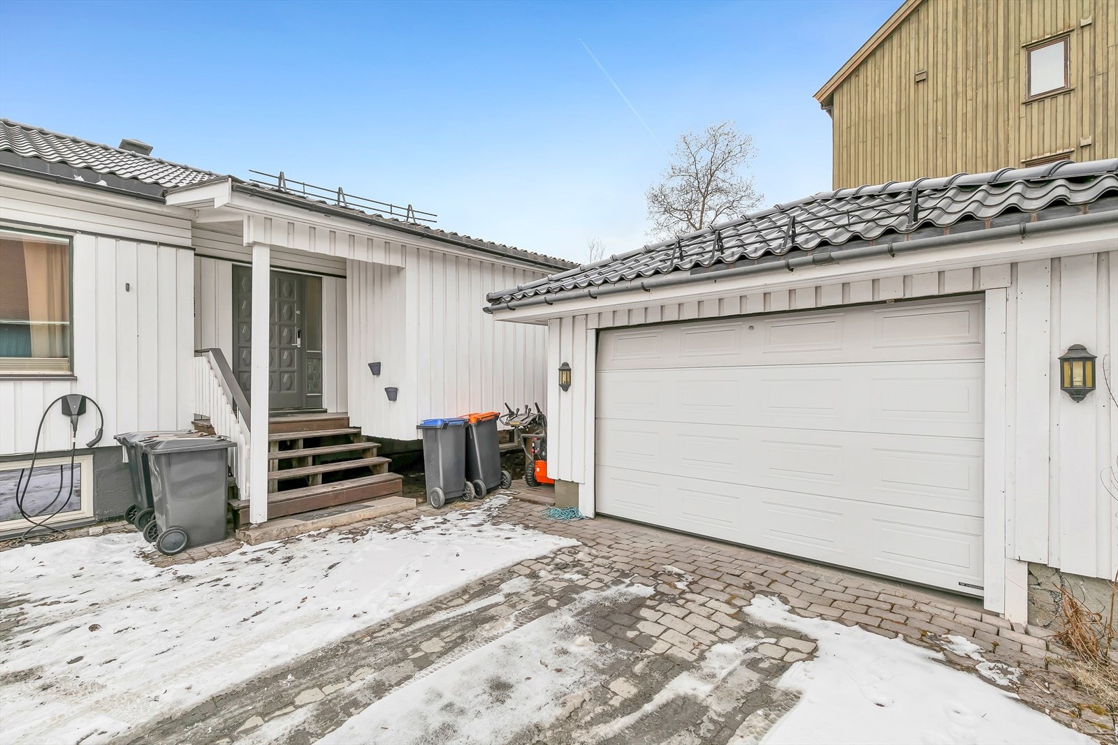 Frittliggende enebolig med garasje beliggende i et etablert boligområde i sentrum Galleribilde