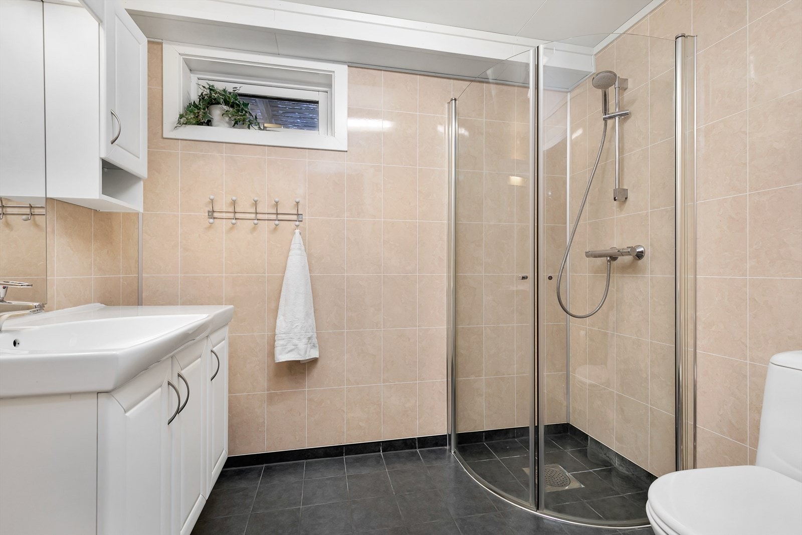 Underetasje - Fliser på gulv med termostatregulerte varmekabler på gulv og våtromsplater på vegger Galleribilde