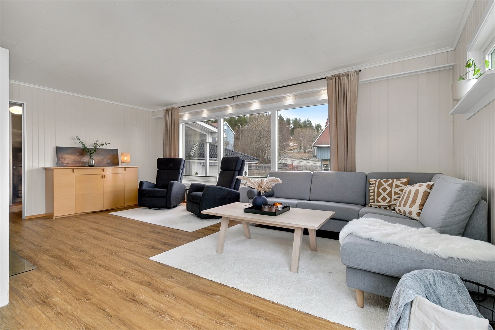 Fint lysinnslipp fra store vindusflater Galleribilde