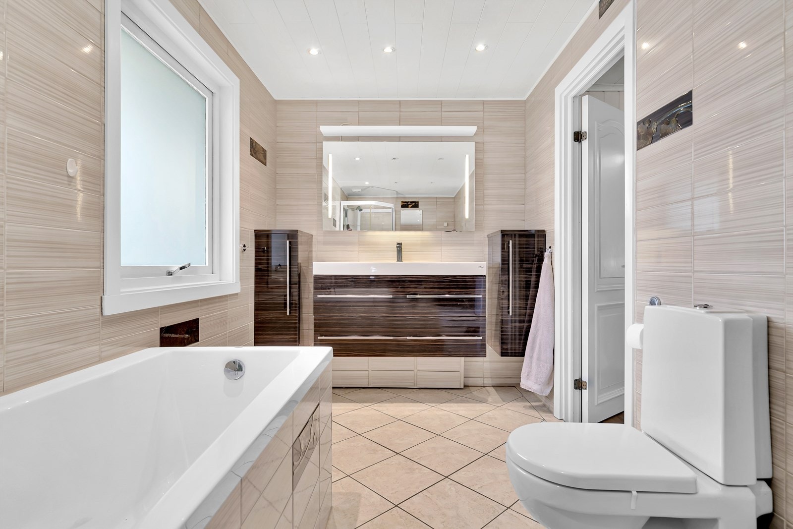 Badet har både badekar og dusjkabinett Galleribilde