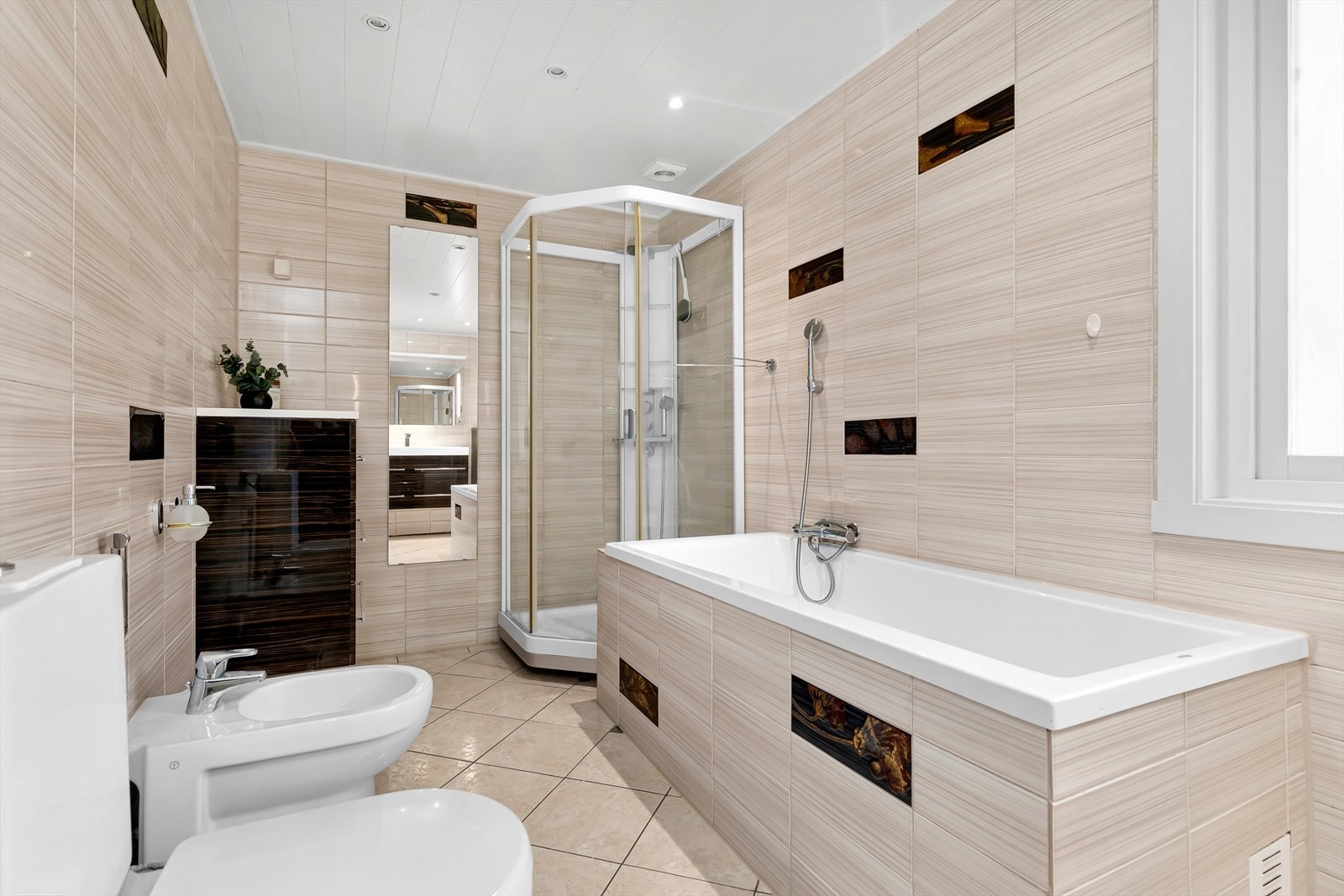 Flislagt bad med termostatregulerte varmekabler på gulv. Galleribilde