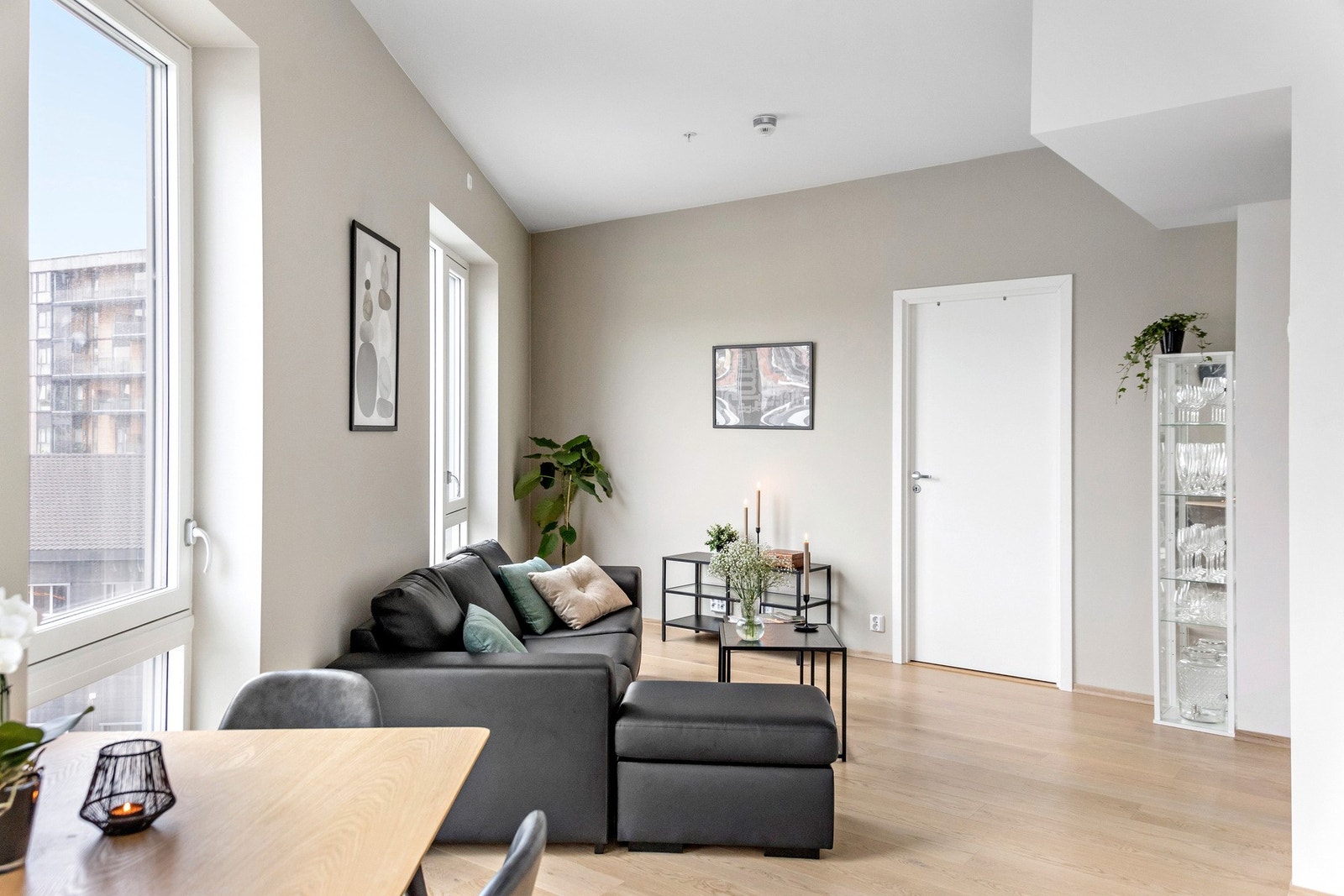 Det sosiale allrommet deles inn i ulike soner for både spisebord og sofakrok Galleribilde