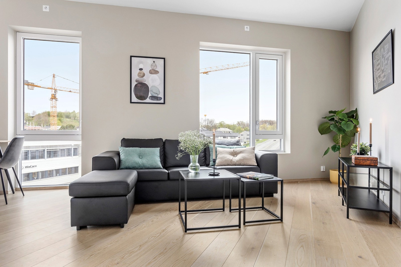 Stuen ble malt i fargen soothing beige i 2023, som står i stil med gulvet Galleribilde
