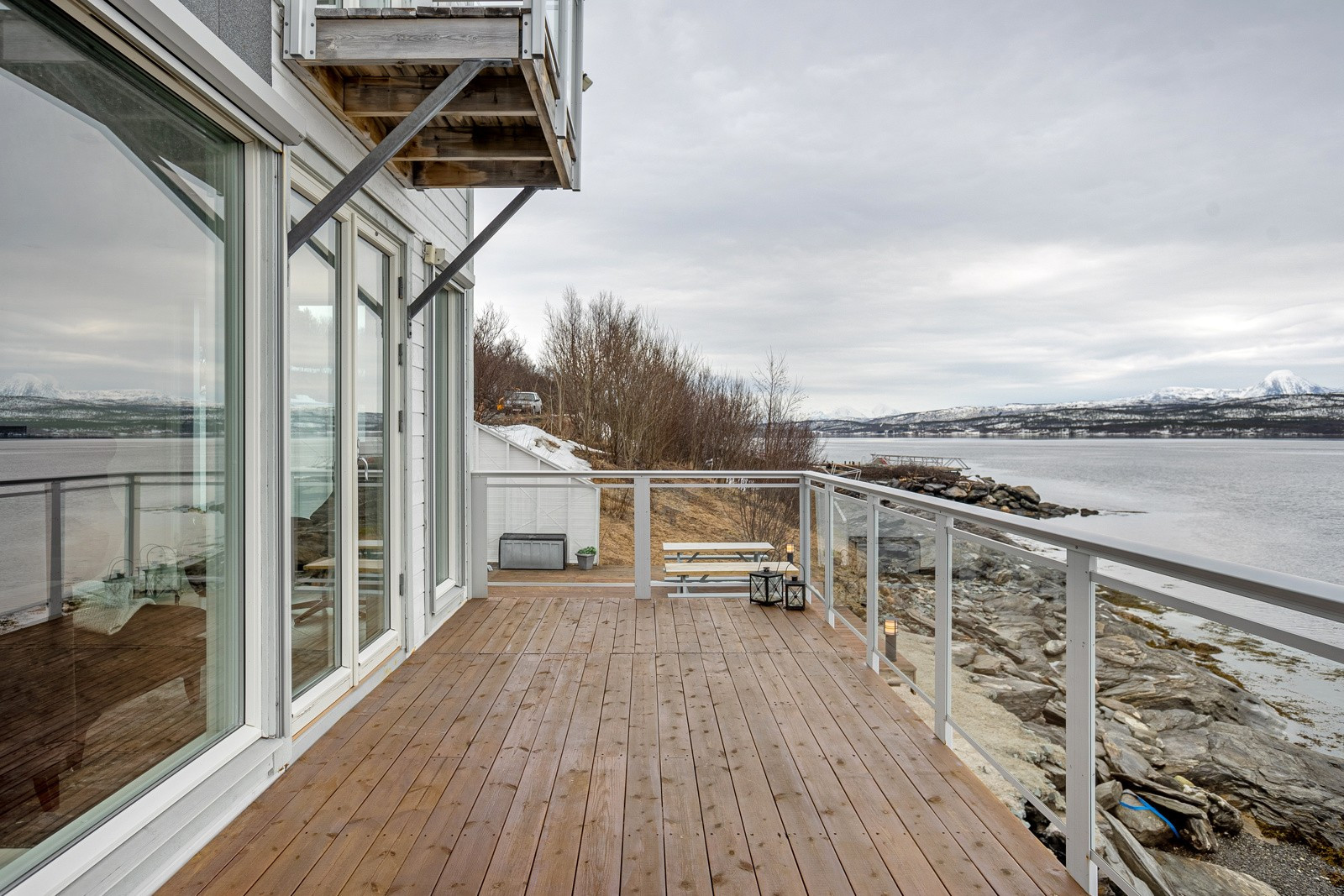 Platting i front er separert fra hovedplattingen