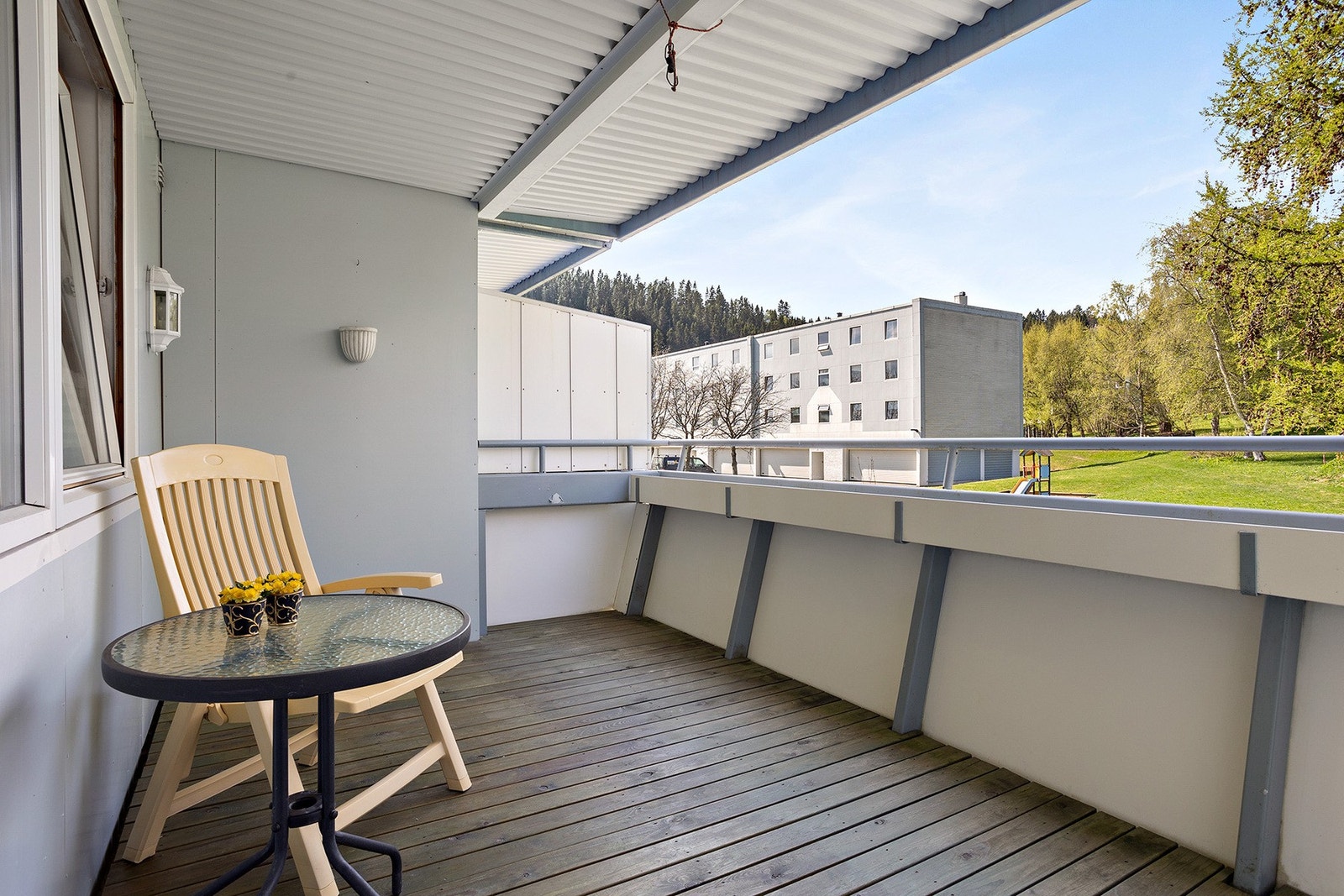 Balkongen er på ca. 10 kvm og har praktisk takoverbygg og god plass til sittemøbler Galleribilde