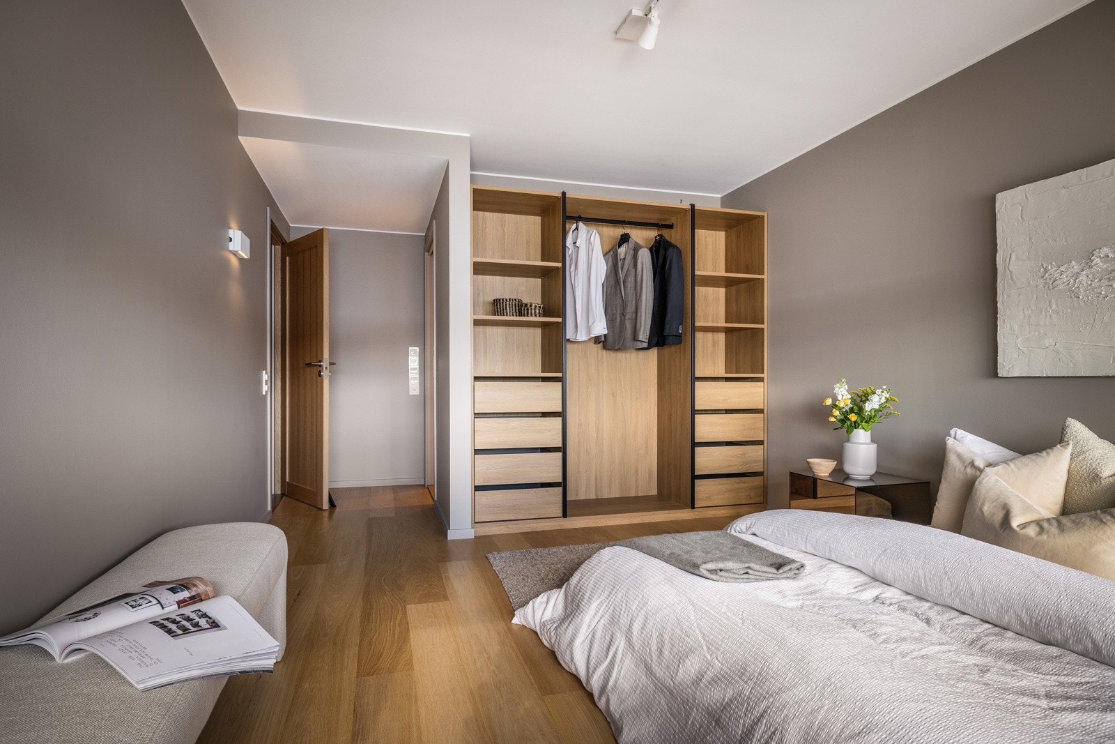 I tillegg til walk-in garderobene er det garderobe også på soverommet. Galleribilde