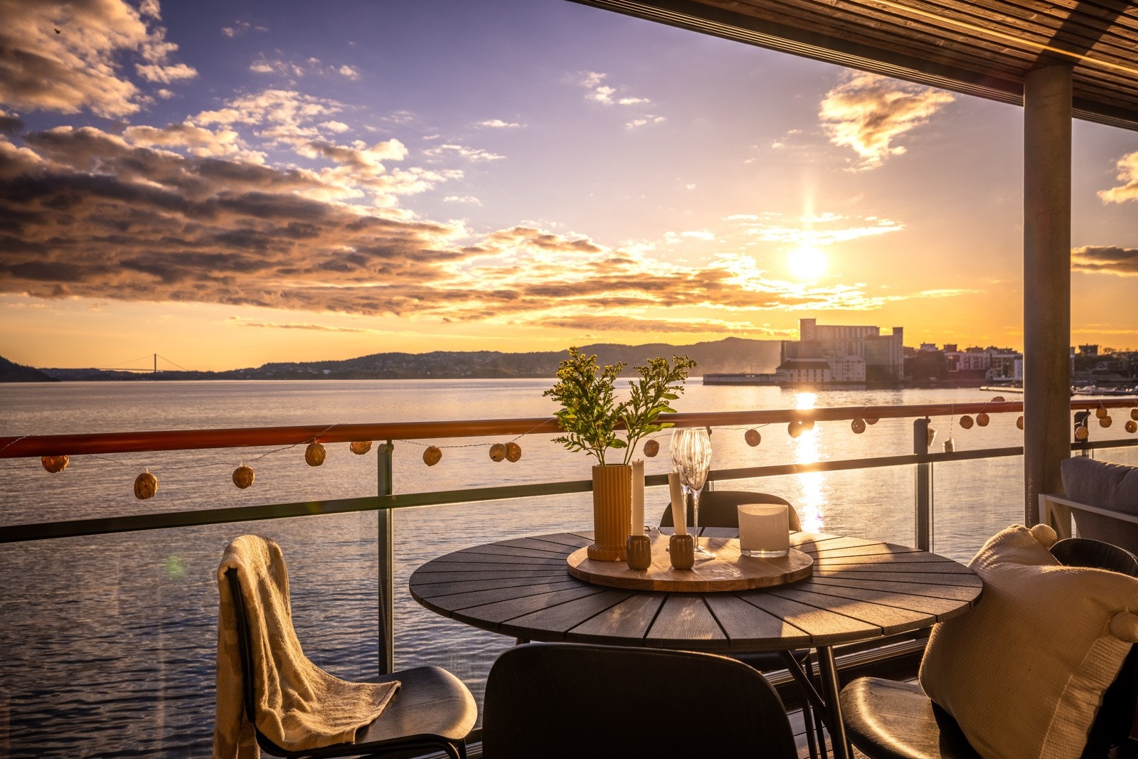 Verandaen er hele 23 kvm, er vestvendt og strekker seg over byggets nord-vestre hjørne. Galleribilde
