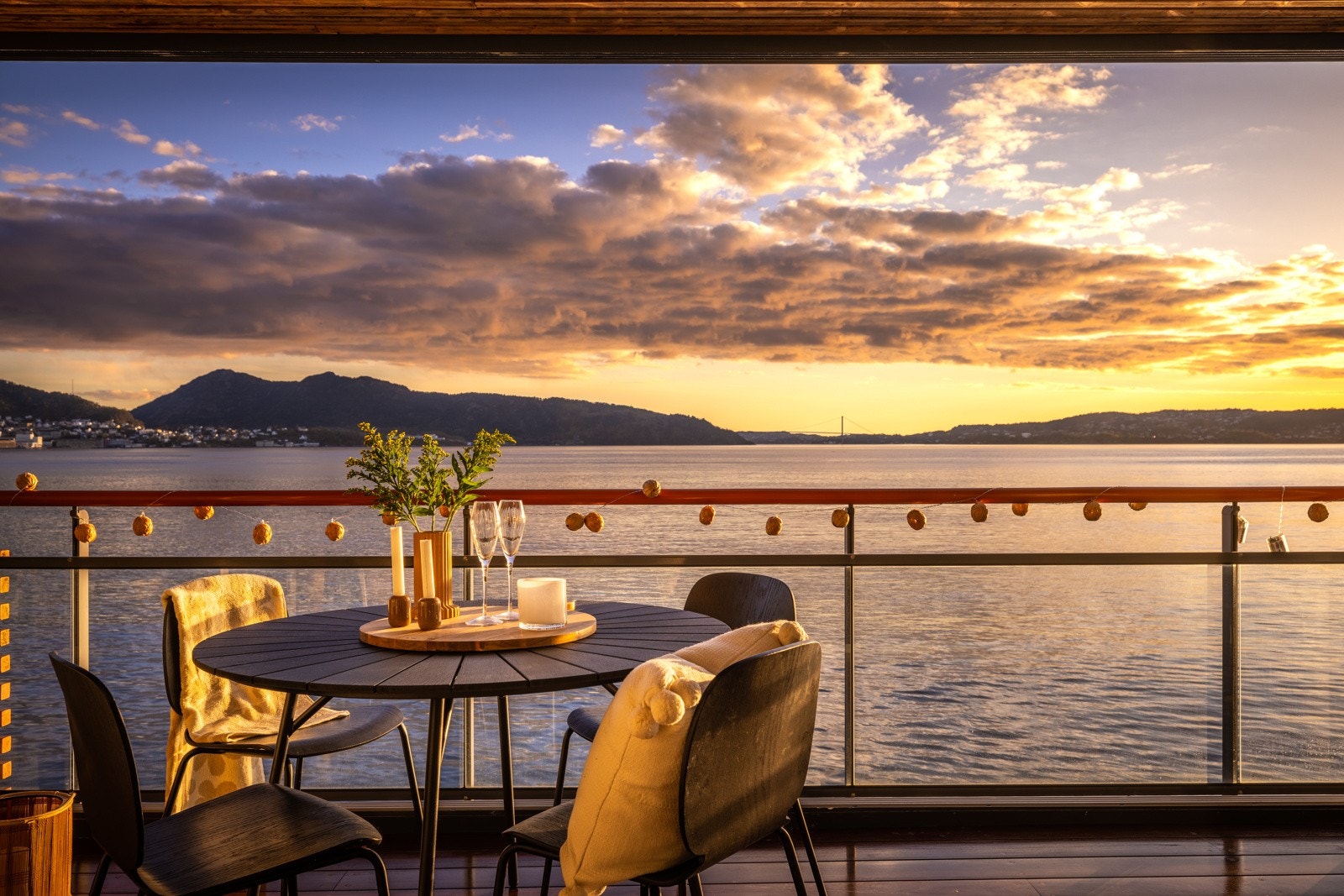 Leiligheten byr på helt nydelig utsikt og meget gode solforhold. Galleribilde