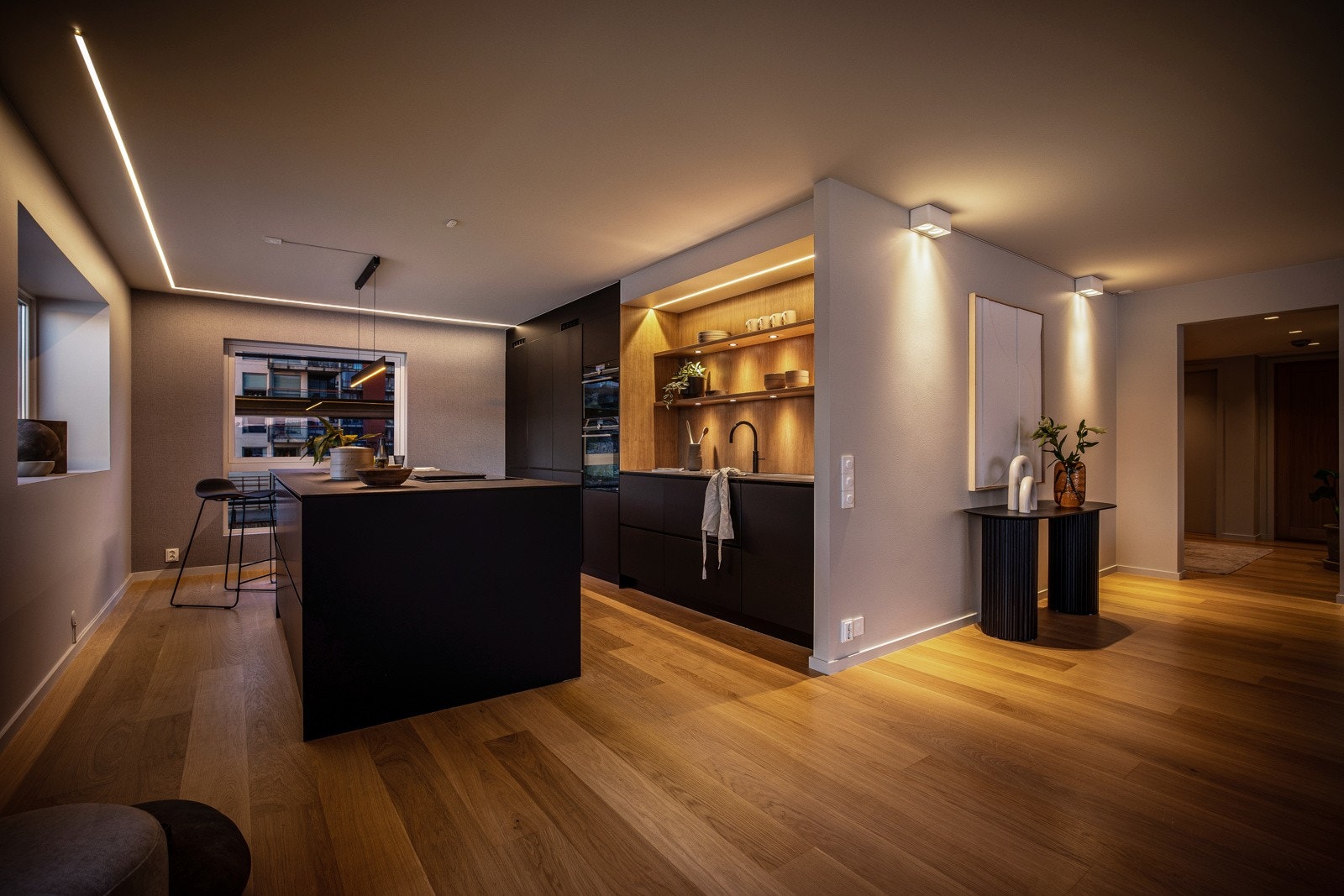 Lekkert kjøkken med kjøkkenøy. Galleribilde