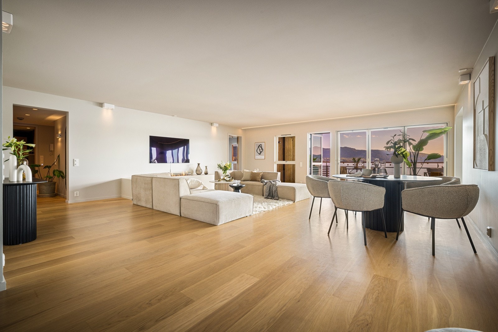 Leiligheten har et lekkert en-stavs parkettgulv uten kvist som er lagt gjennomgående i mesteparten av leiligheten. Galleribilde