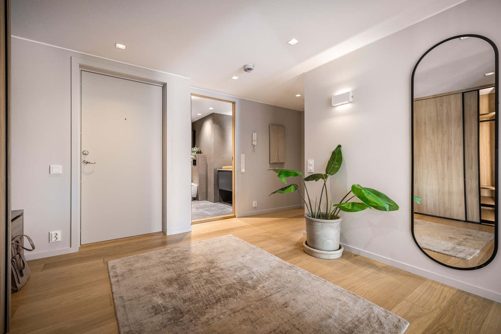 Det første som møter deg når du kommer inn i leiligheten er en romslig hall på 12,8 kvm. Galleribilde