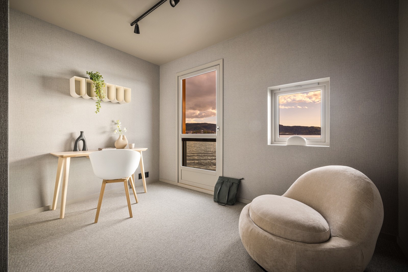 Kontoret er 9,9 kvm og har fransk balkong ut mot sjøen. Det er god plass til seng på rommet dersom man har behov for et tredje soverom. Galleribilde