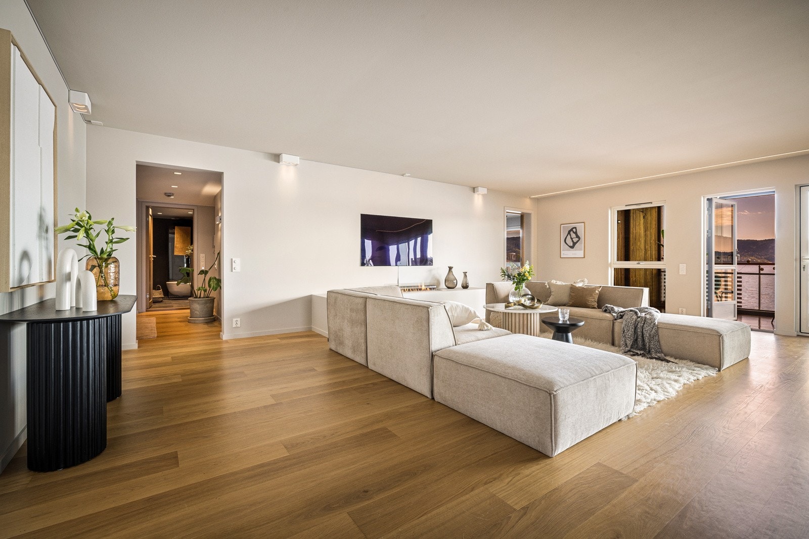 All belysning i leiligheten er skriftet i perioden 2019-2023 og hele det elektriske anlegget er oppgradert av Sletten Elektro i 2023. Galleribilde