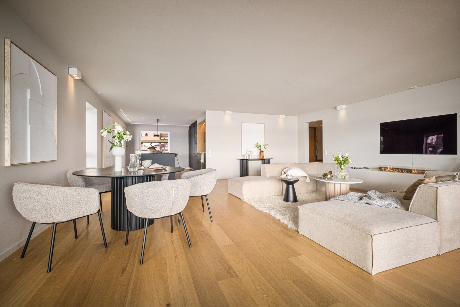 Stuen har meget god plass til stor sofagruppe, spisebord med mer. Galleribilde