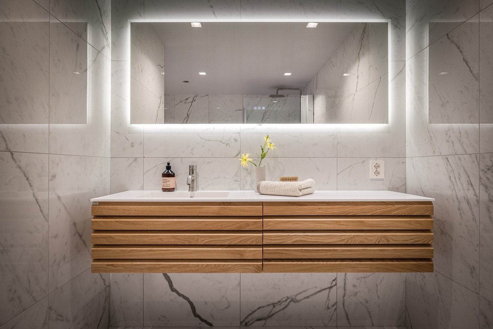 All armatur på badet er i børstet krom fra Primy. Galleribilde