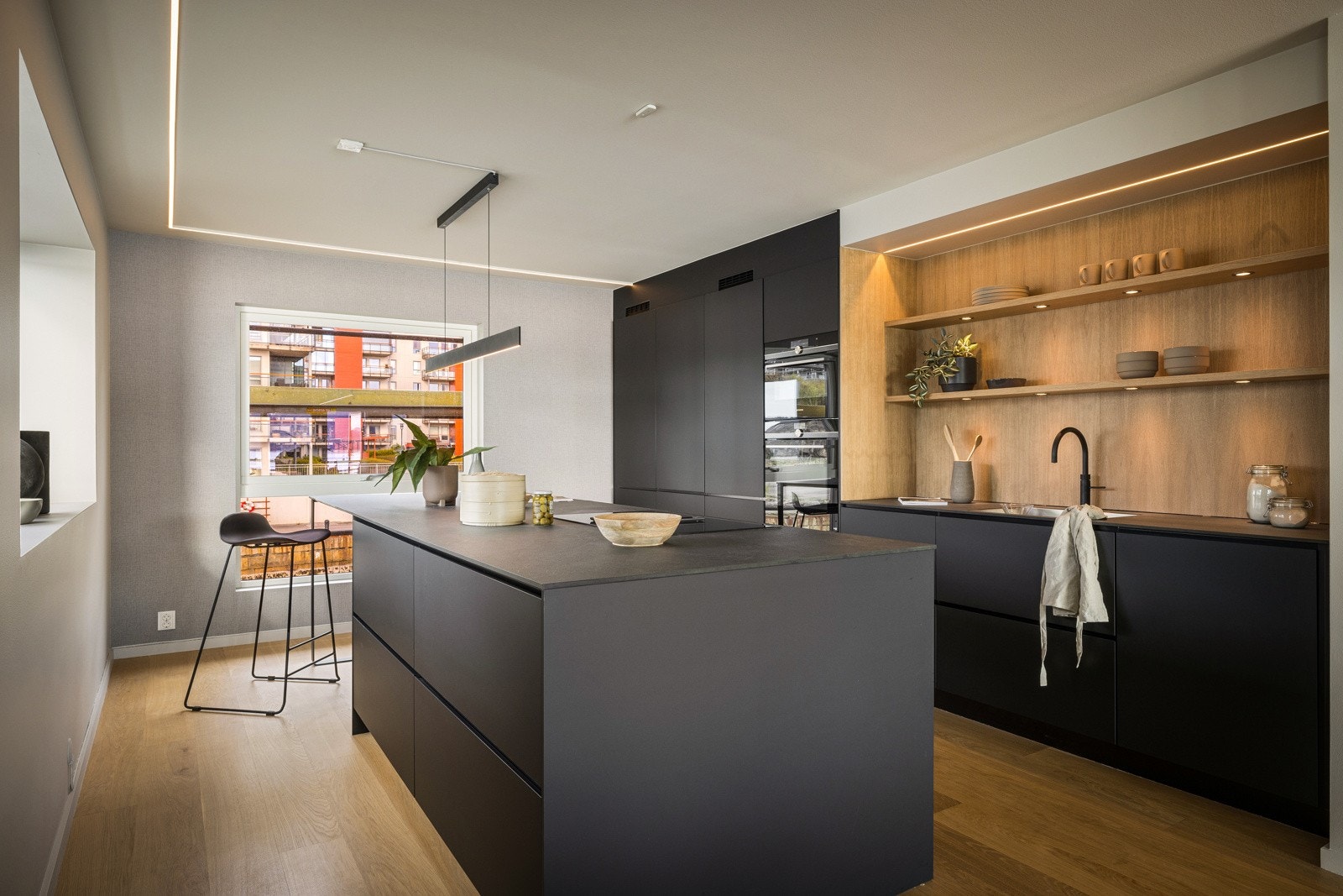 Kjøkkenet har integrerte hvitevarer fra Simens Studioline, herunder stekeovn med mikrofunksjon og dampovn. Galleribilde