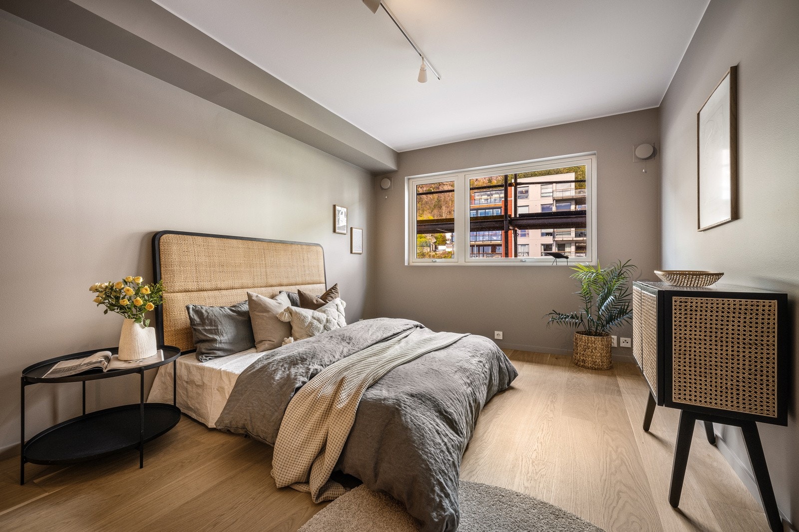 Det andre soverommet ligger for seg i andre enden av leiligheten. Rommet måler 14,2 kvm. Galleribilde