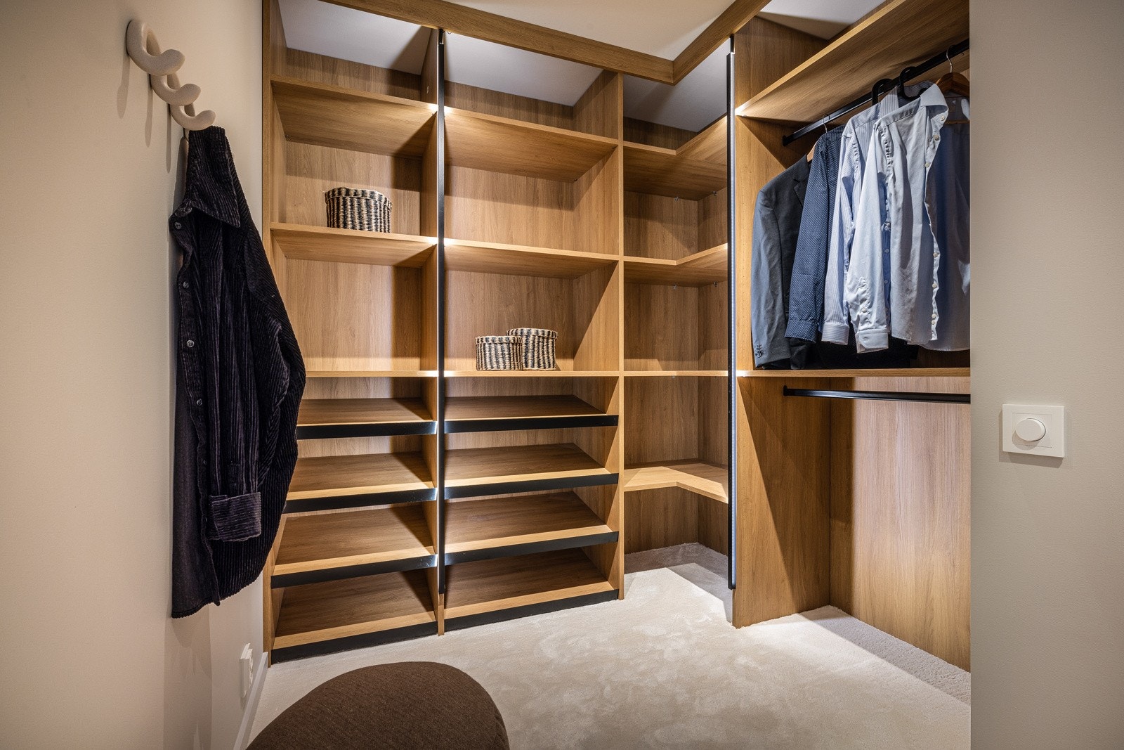 Lekre garderober med integrert belysning levert av JKE. Galleribilde