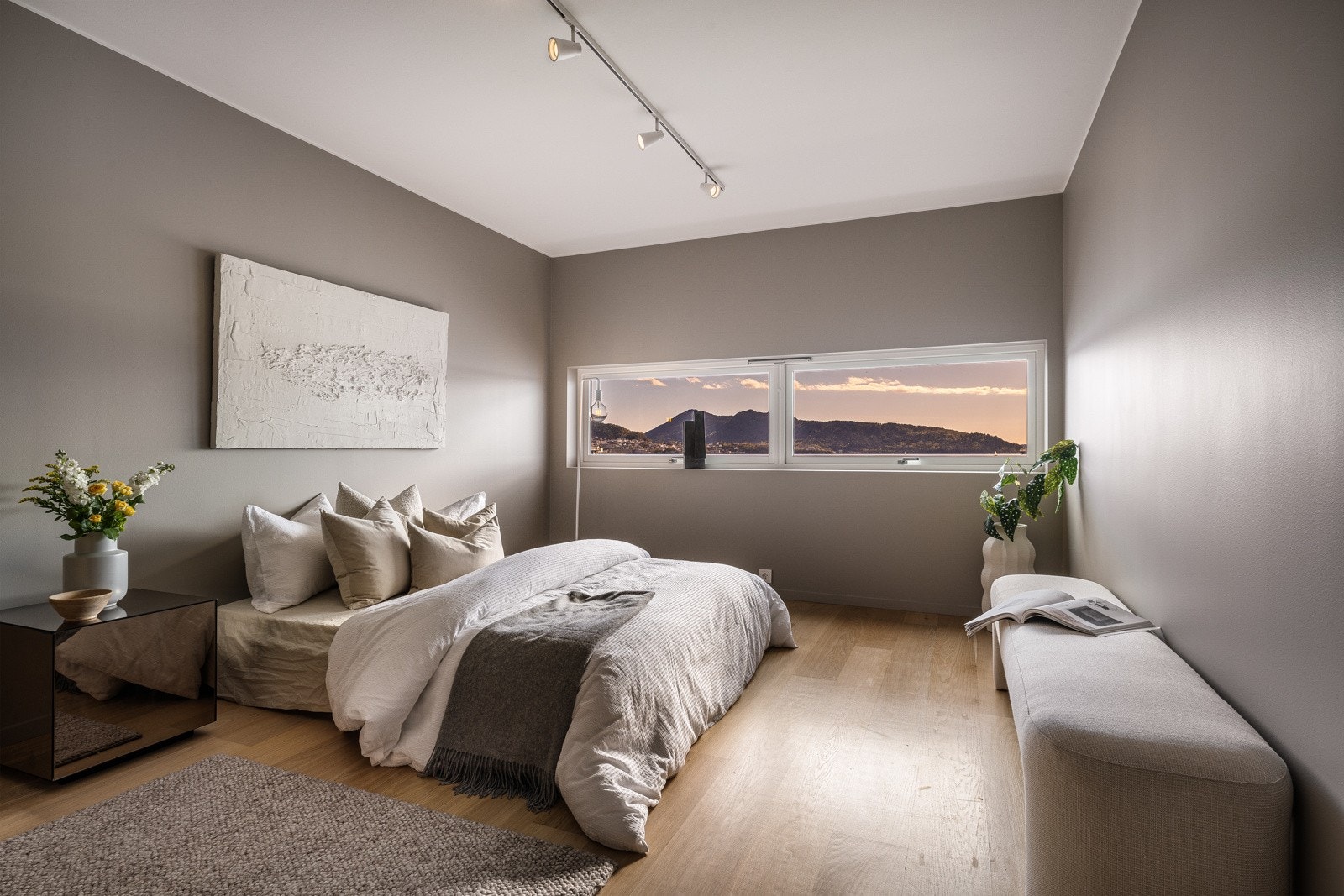 Hovedsverommet er 17,5 kvm og vender ut mot sjøen. Vinduene er lavt plassert på veggen så sjøutsikten kan nytes fra sengen. Galleribilde