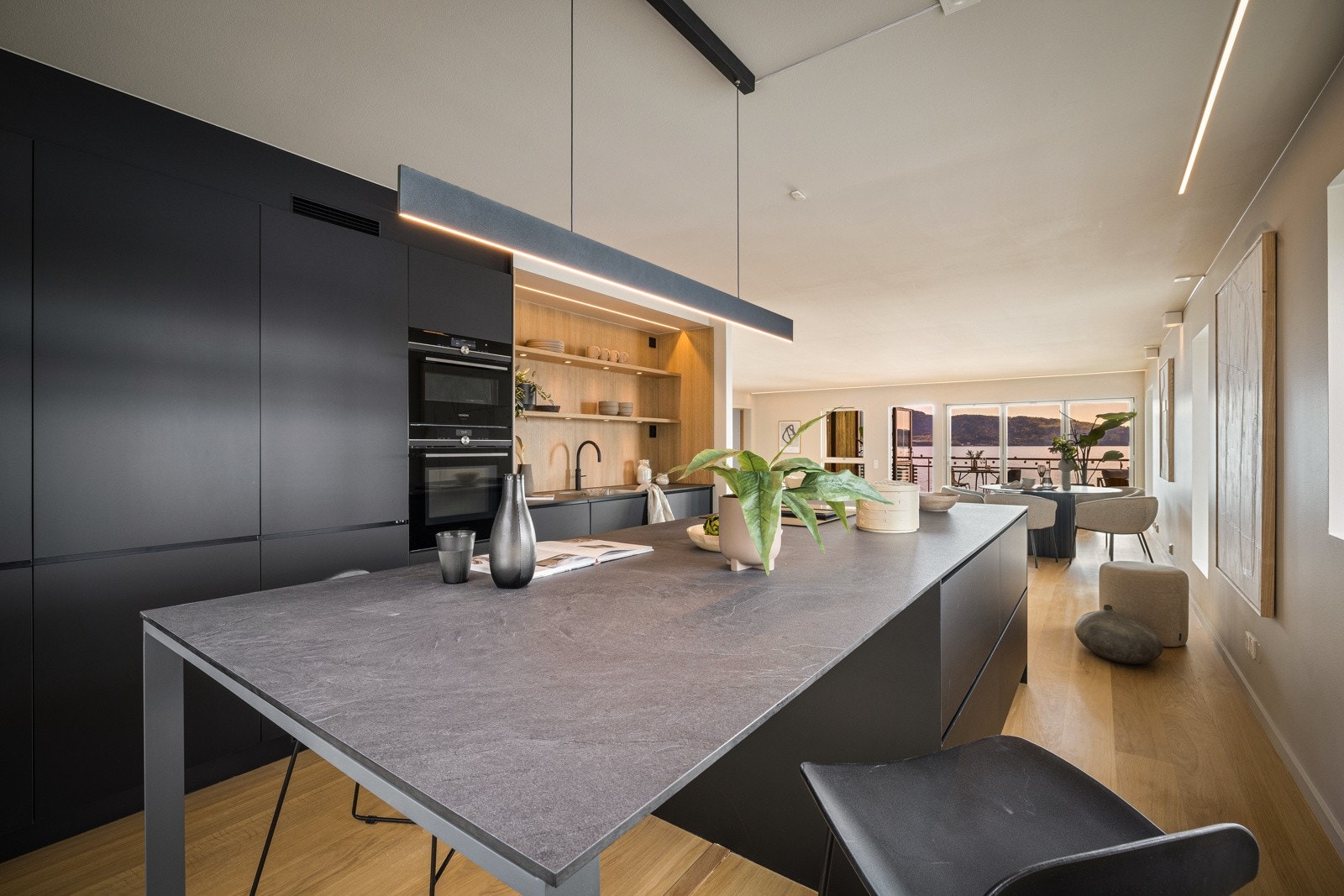 Kjøkkenet har et helt kjøleskap, fryseskap og matskap med smart uttrekkbar innredning. Galleribilde