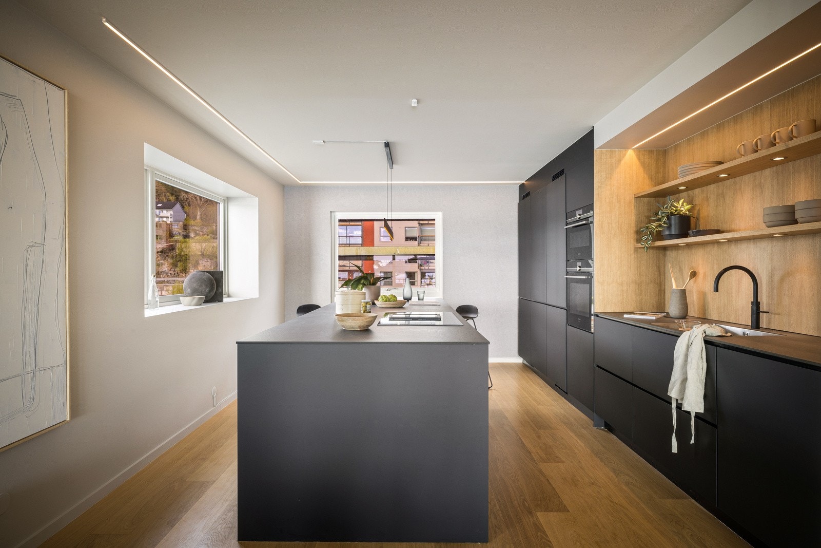 Kjøkkenet er godt løst med god skap- og benkeplass og arbeidsflater som vender mot utsikten. Galleribilde