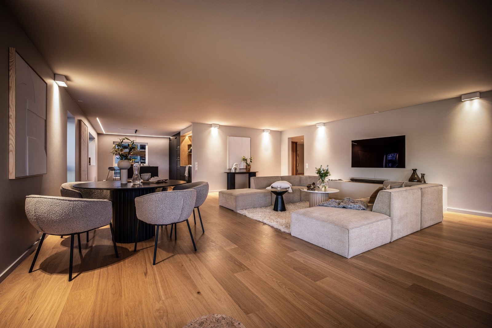 Leilighetens stue og kjøkken utgjør til sammen hele 72 kvm og strekker seg over byggets hjørne. Galleribilde